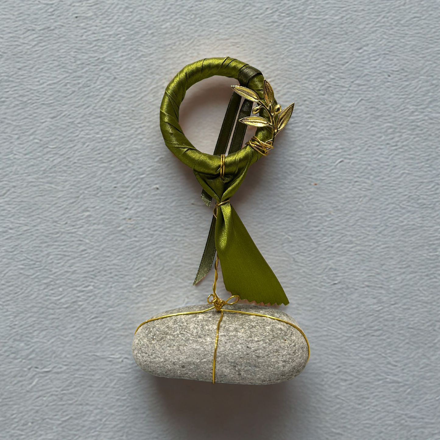 Διακοσμητικό Στεφάνι με Κλαδί Ελιάς σε Βότσαλο