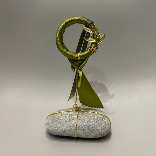 Διακοσμητικό Στεφάνι με Κλαδί Ελιάς σε Βότσαλο