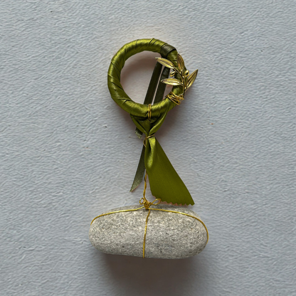 Διακοσμητικό Στεφάνι με Κλαδί Ελιάς σε Βότσαλο